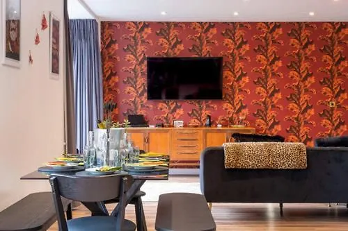 Ultimate Glam, Vintage Central Pad. Cool 70S Bar. Bournemouth 0*,