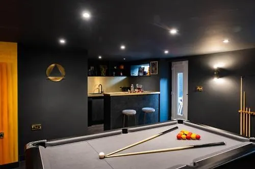 Ultimate Glam, Vintage Central Pad. Cool 70S Bar. Bournemouth Holiday home