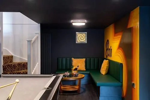 Ultimate Glam, Vintage Central Pad. Cool 70S Bar. Bournemouth