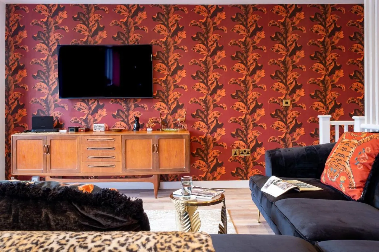 Ultimate Glam, Vintage Central Pad. Cool 70S Bar. Bournemouth