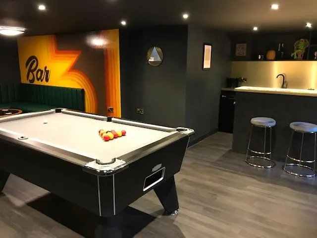 Ultimate Glam, Vintage Central Pad. Cool 70S Bar. Bournemouth Holiday home