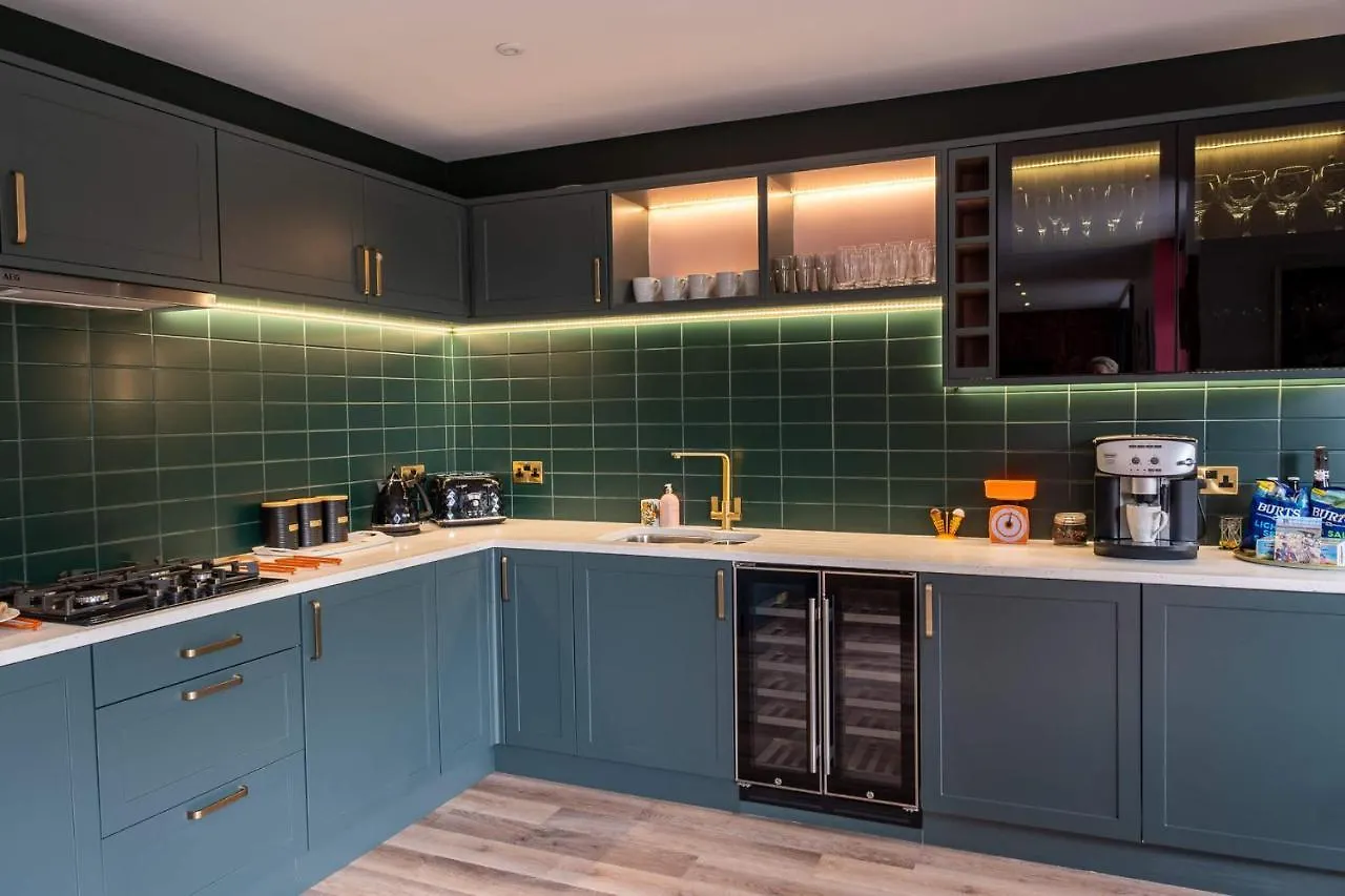 Ultimate Glam, Vintage Central Pad. Cool 70S Bar. Bournemouth Holiday home